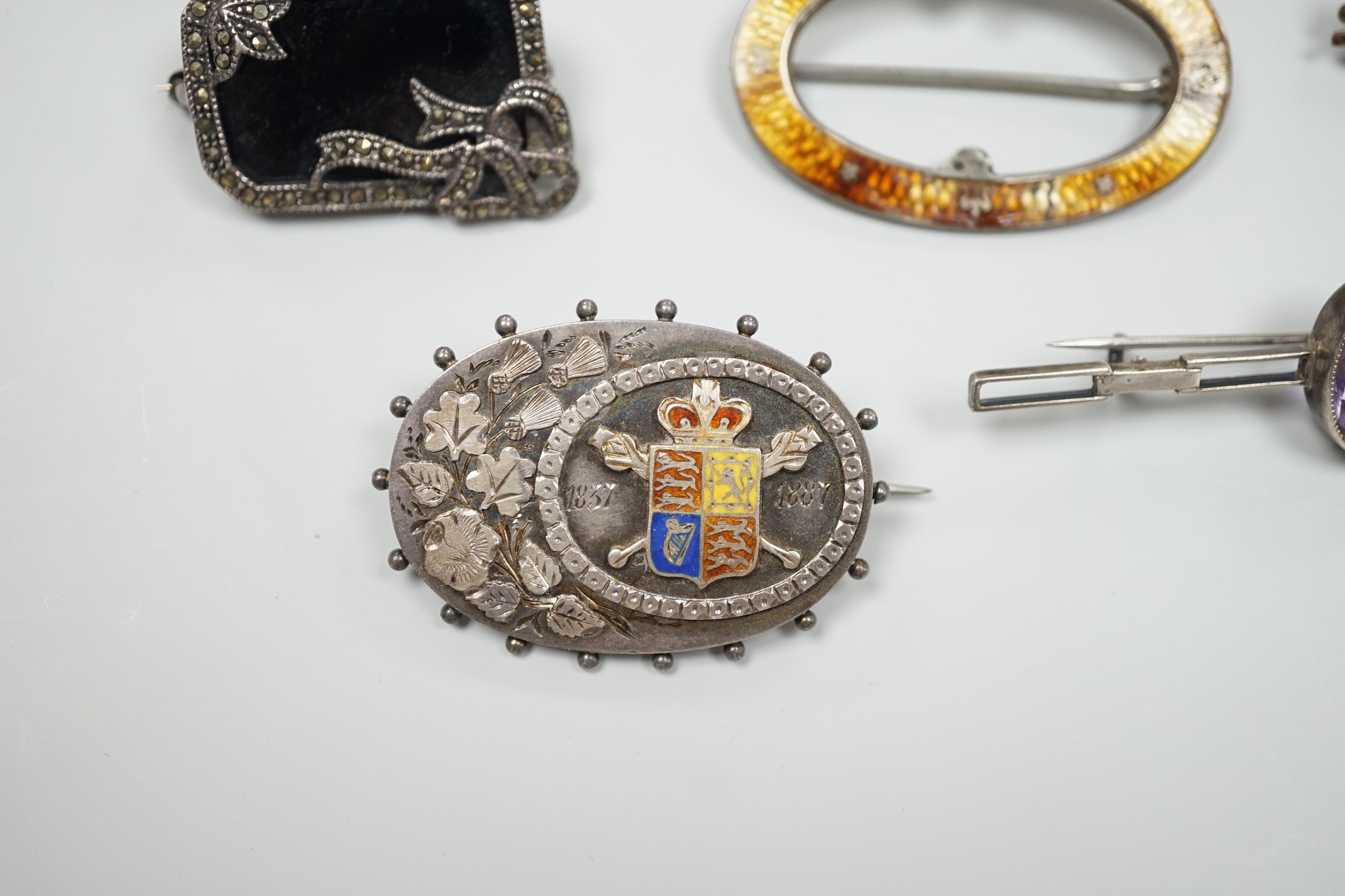 A 1940's silver gilt bracelet, each link embossed with a famous English landmark, 19cm and a quantity of assorted jewellery including a Victorian silver and enamel commemorative brooch, banded agate set brooch and a gold